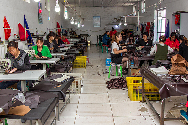 【脫貧攻堅(jiān)進(jìn)行時(shí)】河北顧家臺村箱包廠月發(fā)7萬工資,菇農(nóng)今年都賺